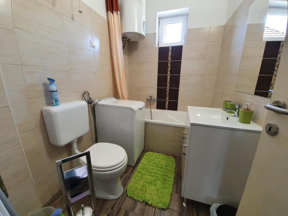 Flamingo Apartment Sarvar Bagian luar foto