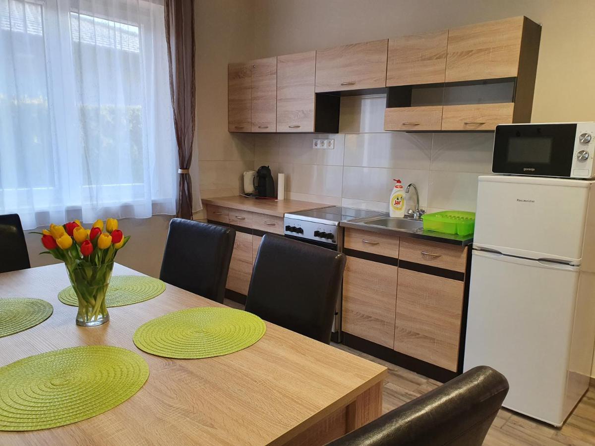 Flamingo Apartment Sarvar Bagian luar foto